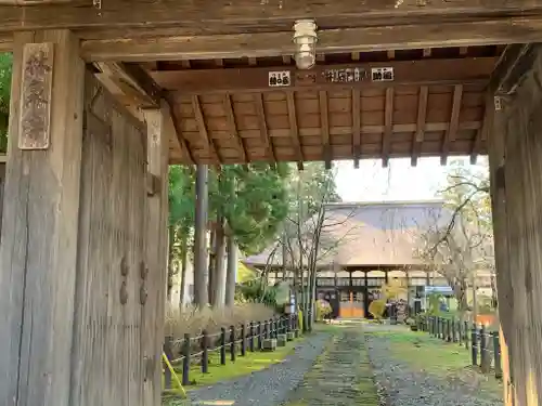 林泉寺の山門