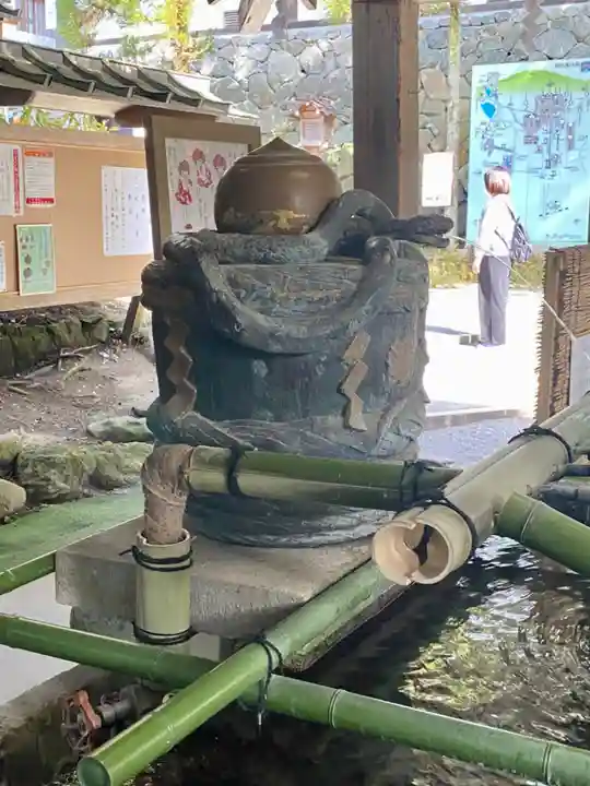 大神神社の手水舎