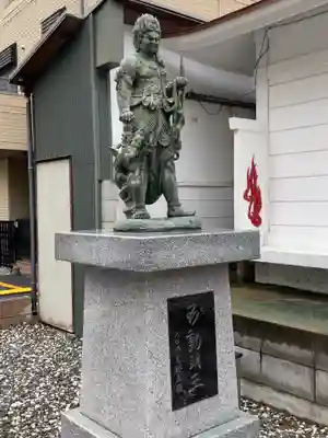 大光不動堂の像