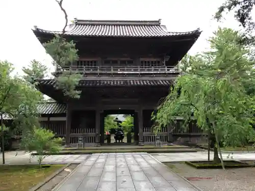 天徳院の山門