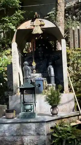 大本山七宝瀧寺の{uncategorized: "未分類", other: "その他", undefined: "問題あり", building: "その他建物", grave: "お墓", sacred_gate: "鳥居", guardian: "狛犬", statue: "像", buddha: "仏像", history: "歴史", nature: "自然", garden: "庭園", animal: "動物", pagoda: "塔", temizu: "手水舎", mountain_gate: "山門・神門", sanctuary: "本殿・本堂", subordinate: "末社・摂社", art: "芸術", scenery: "景色", jizo: "地蔵", ema: "絵馬", goshuin: "御朱印", omikuji: "おみくじ", items: "授与品その他", amulet: "お守り", goshuincho: "御朱印帳", eats: "食事", festival: "お祭り", votive_dance: "神楽", shichigosan: "七五三参", wedding: "結婚式", experience: "体験その他", initially: "初詣", around: "周辺", anti_infection: "感染症対策"}