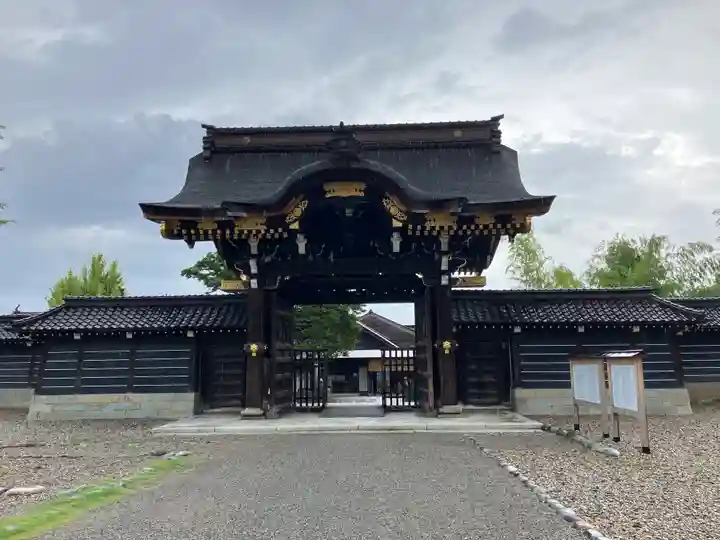 勝興寺の山門・神門