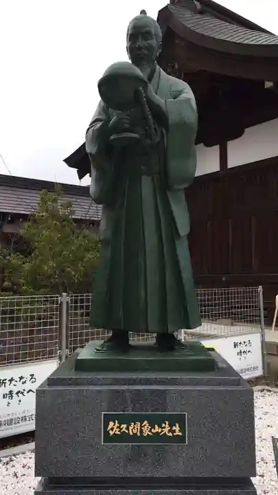 象山神社の像