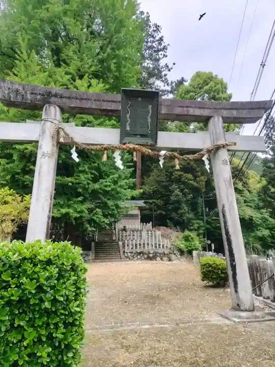 丹生神社の{uncategorized: "未分類", other: "その他", undefined: "問題あり", building: "その他建物", grave: "お墓", sacred_gate: "鳥居", guardian: "狛犬", statue: "像", buddha: "仏像", history: "歴史", nature: "自然", garden: "庭園", animal: "動物", pagoda: "塔", temizu: "手水舎", mountain_gate: "山門・神門", sanctuary: "本殿・本堂", subordinate: "末社・摂社", art: "芸術", scenery: "景色", jizo: "地蔵", ema: "絵馬", goshuin: "御朱印", omikuji: "おみくじ", items: "授与品その他", amulet: "お守り", goshuincho: "御朱印帳", eats: "食事", festival: "お祭り", votive_dance: "神楽", shichigosan: "七五三参", wedding: "結婚式", experience: "体験その他", initially: "初詣", around: "周辺", anti_infection: "感染症対策"}