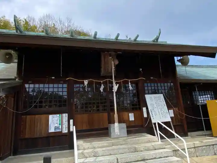 岩国護国神社の{uncategorized: "未分類", other: "その他", undefined: "問題あり", building: "その他建物", grave: "お墓", sacred_gate: "鳥居", guardian: "狛犬", statue: "像", buddha: "仏像", history: "歴史", nature: "自然", garden: "庭園", animal: "動物", pagoda: "塔", temizu: "手水舎", mountain_gate: "山門・神門", sanctuary: "本殿・本堂", subordinate: "末社・摂社", art: "芸術", scenery: "景色", jizo: "地蔵", ema: "絵馬", goshuin: "御朱印", omikuji: "おみくじ", items: "授与品その他", amulet: "お守り", goshuincho: "御朱印帳", eats: "食事", festival: "お祭り", votive_dance: "神楽", shichigosan: "七五三参", wedding: "結婚式", experience: "体験その他", initially: "初詣", around: "周辺", anti_infection: "感染症対策"}
