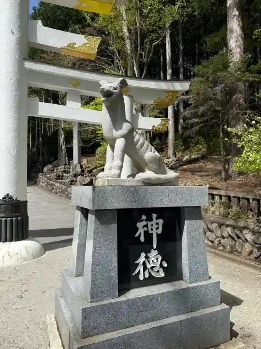 三峯神社の{uncategorized: "未分類", other: "その他", undefined: "問題あり", building: "その他建物", grave: "お墓", sacred_gate: "鳥居", guardian: "狛犬", statue: "像", buddha: "仏像", history: "歴史", nature: "自然", garden: "庭園", animal: "動物", pagoda: "塔", temizu: "手水舎", mountain_gate: "山門・神門", sanctuary: "本殿・本堂", subordinate: "末社・摂社", art: "芸術", scenery: "景色", jizo: "地蔵", ema: "絵馬", goshuin: "御朱印", omikuji: "おみくじ", items: "授与品その他", amulet: "お守り", goshuincho: "御朱印帳", eats: "食事", festival: "お祭り", votive_dance: "神楽", shichigosan: "七五三参", wedding: "結婚式", experience: "体験その他", initially: "初詣", around: "周辺", anti_infection: "感染症対策"}