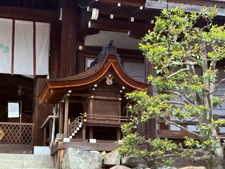 賀茂別雷神社(上賀茂神社)の{uncategorized: "未分類", other: "その他", undefined: "問題あり", building: "その他建物", grave: "お墓", sacred_gate: "鳥居", guardian: "狛犬", statue: "像", buddha: "仏像", history: "歴史", nature: "自然", garden: "庭園", animal: "動物", pagoda: "塔", temizu: "手水舎", mountain_gate: "山門・神門", sanctuary: "本殿・本堂", subordinate: "末社・摂社", art: "芸術", scenery: "景色", jizo: "地蔵", ema: "絵馬", goshuin: "御朱印", omikuji: "おみくじ", items: "授与品その他", amulet: "お守り", goshuincho: "御朱印帳", eats: "食事", festival: "お祭り", votive_dance: "神楽", shichigosan: "七五三参", wedding: "結婚式", experience: "体験その他", initially: "初詣", around: "周辺", anti_infection: "感染症対策"}