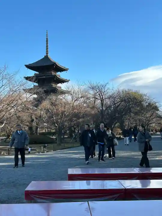 東寺(教王護国寺)の{uncategorized: "未分類", other: "その他", undefined: "問題あり", building: "その他建物", grave: "お墓", sacred_gate: "鳥居", guardian: "狛犬", statue: "像", buddha: "仏像", history: "歴史", nature: "自然", garden: "庭園", animal: "動物", pagoda: "塔", temizu: "手水舎", mountain_gate: "山門・神門", sanctuary: "本殿・本堂", subordinate: "末社・摂社", art: "芸術", scenery: "景色", jizo: "地蔵", ema: "絵馬", goshuin: "御朱印", omikuji: "おみくじ", items: "授与品その他", amulet: "お守り", goshuincho: "御朱印帳", eats: "食事", festival: "お祭り", votive_dance: "神楽", shichigosan: "七五三参", wedding: "結婚式", experience: "体験その他", initially: "初詣", around: "周辺", anti_infection: "感染症対策"}