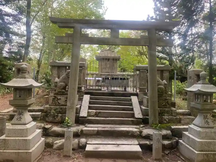 高龗神社の{uncategorized: "未分類", other: "その他", undefined: "問題あり", building: "その他建物", grave: "お墓", sacred_gate: "鳥居", guardian: "狛犬", statue: "像", buddha: "仏像", history: "歴史", nature: "自然", garden: "庭園", animal: "動物", pagoda: "塔", temizu: "手水舎", mountain_gate: "山門・神門", sanctuary: "本殿・本堂", subordinate: "末社・摂社", art: "芸術", scenery: "景色", jizo: "地蔵", ema: "絵馬", goshuin: "御朱印", omikuji: "おみくじ", items: "授与品その他", amulet: "お守り", goshuincho: "御朱印帳", eats: "食事", festival: "お祭り", votive_dance: "神楽", shichigosan: "七五三参", wedding: "結婚式", experience: "体験その他", initially: "初詣", around: "周辺", anti_infection: "感染症対策"}