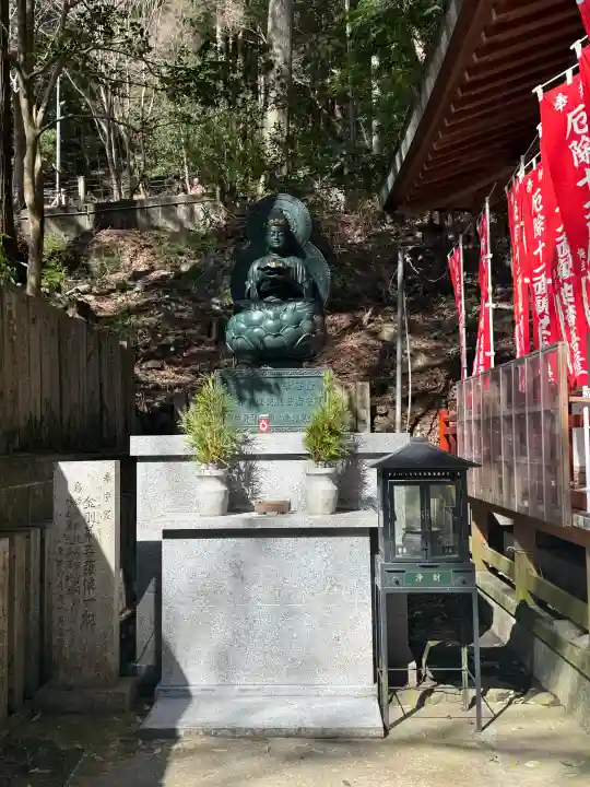 大本山七宝瀧寺の{uncategorized: "未分類", other: "その他", undefined: "問題あり", building: "その他建物", grave: "お墓", sacred_gate: "鳥居", guardian: "狛犬", statue: "像", buddha: "仏像", history: "歴史", nature: "自然", garden: "庭園", animal: "動物", pagoda: "塔", temizu: "手水舎", mountain_gate: "山門・神門", sanctuary: "本殿・本堂", subordinate: "末社・摂社", art: "芸術", scenery: "景色", jizo: "地蔵", ema: "絵馬", goshuin: "御朱印", omikuji: "おみくじ", items: "授与品その他", amulet: "お守り", goshuincho: "御朱印帳", eats: "食事", festival: "お祭り", votive_dance: "神楽", shichigosan: "七五三参", wedding: "結婚式", experience: "体験その他", initially: "初詣", around: "周辺", anti_infection: "感染症対策"}