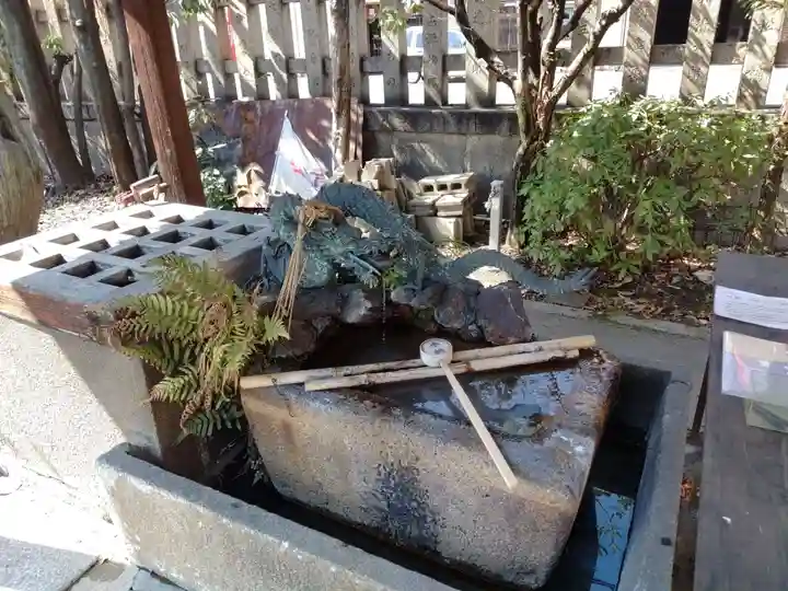 満足稲荷神社の手水舎