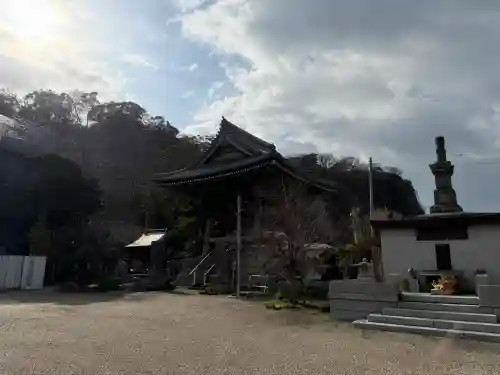 光明寺の{uncategorized: "未分類", other: "その他", undefined: "問題あり", building: "その他建物", grave: "お墓", sacred_gate: "鳥居", guardian: "狛犬", statue: "像", buddha: "仏像", history: "歴史", nature: "自然", garden: "庭園", animal: "動物", pagoda: "塔", temizu: "手水舎", mountain_gate: "山門・神門", sanctuary: "本殿・本堂", subordinate: "末社・摂社", art: "芸術", scenery: "景色", jizo: "地蔵", ema: "絵馬", goshuin: "御朱印", omikuji: "おみくじ", items: "授与品その他", amulet: "お守り", goshuincho: "御朱印帳", eats: "食事", festival: "お祭り", votive_dance: "神楽", shichigosan: "七五三参", wedding: "結婚式", experience: "体験その他", initially: "初詣", around: "周辺", anti_infection: "感染症対策"}