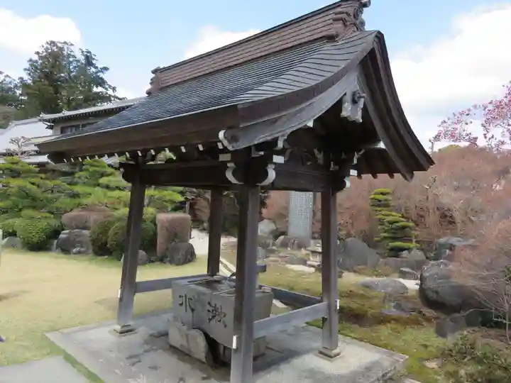 養学院の手水舎
