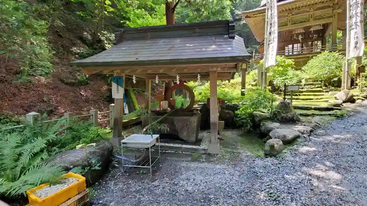 大嶽山那賀都神社の手水舎