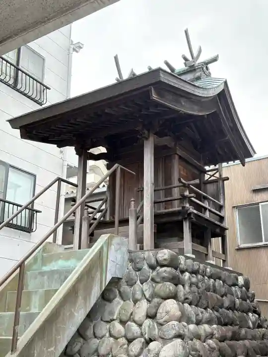金座稲荷神社の{uncategorized: "未分類", other: "その他", undefined: "問題あり", building: "その他建物", grave: "お墓", sacred_gate: "鳥居", guardian: "狛犬", statue: "像", buddha: "仏像", history: "歴史", nature: "自然", garden: "庭園", animal: "動物", pagoda: "塔", temizu: "手水舎", mountain_gate: "山門・神門", sanctuary: "本殿・本堂", subordinate: "末社・摂社", art: "芸術", scenery: "景色", jizo: "地蔵", ema: "絵馬", goshuin: "御朱印", omikuji: "おみくじ", items: "授与品その他", amulet: "お守り", goshuincho: "御朱印帳", eats: "食事", festival: "お祭り", votive_dance: "神楽", shichigosan: "七五三参", wedding: "結婚式", experience: "体験その他", initially: "初詣", around: "周辺", anti_infection: "感染症対策"}