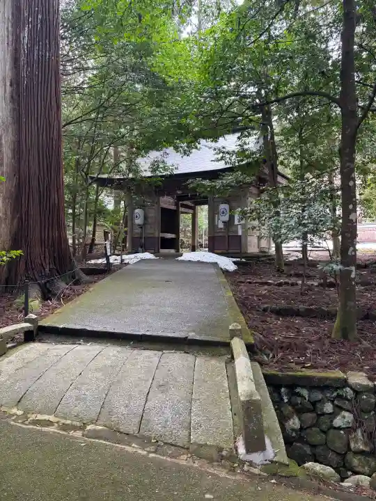 若狭彦神社(上社)の{uncategorized: "未分類", other: "その他", undefined: "問題あり", building: "その他建物", grave: "お墓", sacred_gate: "鳥居", guardian: "狛犬", statue: "像", buddha: "仏像", history: "歴史", nature: "自然", garden: "庭園", animal: "動物", pagoda: "塔", temizu: "手水舎", mountain_gate: "山門・神門", sanctuary: "本殿・本堂", subordinate: "末社・摂社", art: "芸術", scenery: "景色", jizo: "地蔵", ema: "絵馬", goshuin: "御朱印", omikuji: "おみくじ", items: "授与品その他", amulet: "お守り", goshuincho: "御朱印帳", eats: "食事", festival: "お祭り", votive_dance: "神楽", shichigosan: "七五三参", wedding: "結婚式", experience: "体験その他", initially: "初詣", around: "周辺", anti_infection: "感染症対策"}