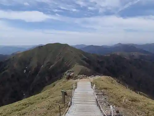 劔山本宮宝蔵石神社の景色