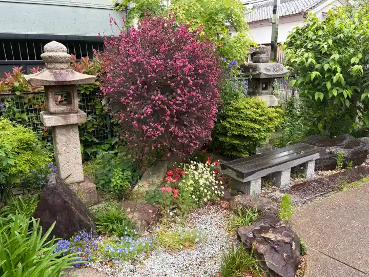 水堂須佐男神社の{uncategorized: "未分類", other: "その他", undefined: "問題あり", building: "その他建物", grave: "お墓", sacred_gate: "鳥居", guardian: "狛犬", statue: "像", buddha: "仏像", history: "歴史", nature: "自然", garden: "庭園", animal: "動物", pagoda: "塔", temizu: "手水舎", mountain_gate: "山門・神門", sanctuary: "本殿・本堂", subordinate: "末社・摂社", art: "芸術", scenery: "景色", jizo: "地蔵", ema: "絵馬", goshuin: "御朱印", omikuji: "おみくじ", items: "授与品その他", amulet: "お守り", goshuincho: "御朱印帳", eats: "食事", festival: "お祭り", votive_dance: "神楽", shichigosan: "七五三参", wedding: "結婚式", experience: "体験その他", initially: "初詣", around: "周辺", anti_infection: "感染症対策"}