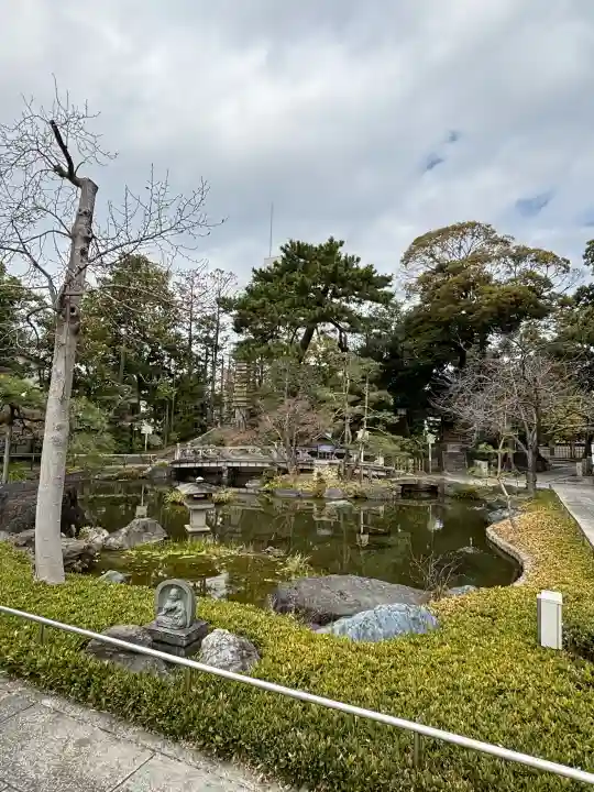 西新井大師総持寺の{uncategorized: "未分類", other: "その他", undefined: "問題あり", building: "その他建物", grave: "お墓", sacred_gate: "鳥居", guardian: "狛犬", statue: "像", buddha: "仏像", history: "歴史", nature: "自然", garden: "庭園", animal: "動物", pagoda: "塔", temizu: "手水舎", mountain_gate: "山門・神門", sanctuary: "本殿・本堂", subordinate: "末社・摂社", art: "芸術", scenery: "景色", jizo: "地蔵", ema: "絵馬", goshuin: "御朱印", omikuji: "おみくじ", items: "授与品その他", amulet: "お守り", goshuincho: "御朱印帳", eats: "食事", festival: "お祭り", votive_dance: "神楽", shichigosan: "七五三参", wedding: "結婚式", experience: "体験その他", initially: "初詣", around: "周辺", anti_infection: "感染症対策"}