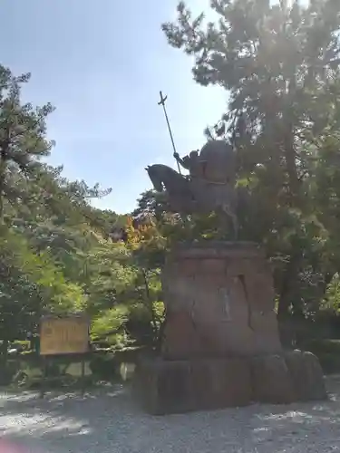 尾山神社の像