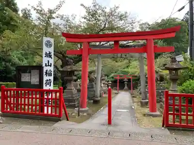 松江城山稲荷神社の鳥居