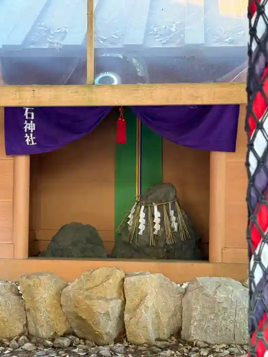 神明神社(石神さん)の{uncategorized: "未分類", other: "その他", undefined: "問題あり", building: "その他建物", grave: "お墓", sacred_gate: "鳥居", guardian: "狛犬", statue: "像", buddha: "仏像", history: "歴史", nature: "自然", garden: "庭園", animal: "動物", pagoda: "塔", temizu: "手水舎", mountain_gate: "山門・神門", sanctuary: "本殿・本堂", subordinate: "末社・摂社", art: "芸術", scenery: "景色", jizo: "地蔵", ema: "絵馬", goshuin: "御朱印", omikuji: "おみくじ", items: "授与品その他", amulet: "お守り", goshuincho: "御朱印帳", eats: "食事", festival: "お祭り", votive_dance: "神楽", shichigosan: "七五三参", wedding: "結婚式", experience: "体験その他", initially: "初詣", around: "周辺", anti_infection: "感染症対策"}