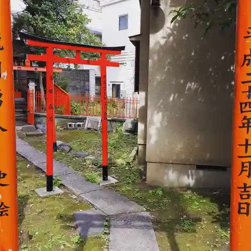 三囲神社の鳥居