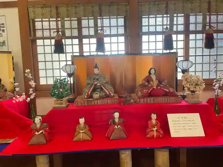 岩槻久伊豆神社の{uncategorized: "未分類", other: "その他", undefined: "問題あり", building: "その他建物", grave: "お墓", sacred_gate: "鳥居", guardian: "狛犬", statue: "像", buddha: "仏像", history: "歴史", nature: "自然", garden: "庭園", animal: "動物", pagoda: "塔", temizu: "手水舎", mountain_gate: "山門・神門", sanctuary: "本殿・本堂", subordinate: "末社・摂社", art: "芸術", scenery: "景色", jizo: "地蔵", ema: "絵馬", goshuin: "御朱印", omikuji: "おみくじ", items: "授与品その他", amulet: "お守り", goshuincho: "御朱印帳", eats: "食事", festival: "お祭り", votive_dance: "神楽", shichigosan: "七五三参", wedding: "結婚式", experience: "体験その他", initially: "初詣", around: "周辺", anti_infection: "感染症対策"}