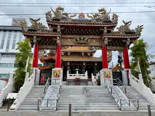 横濱関帝廟の山門・神門