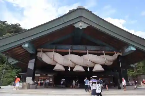 出雲大社神楽殿の{uncategorized: "未分類", other: "その他", undefined: "問題あり", building: "その他建物", grave: "お墓", sacred_gate: "鳥居", guardian: "狛犬", statue: "像", buddha: "仏像", history: "歴史", nature: "自然", garden: "庭園", animal: "動物", pagoda: "塔", temizu: "手水舎", mountain_gate: "山門・神門", sanctuary: "本殿・本堂", subordinate: "末社・摂社", art: "芸術", scenery: "景色", jizo: "地蔵", ema: "絵馬", goshuin: "御朱印", omikuji: "おみくじ", items: "授与品その他", amulet: "お守り", goshuincho: "御朱印帳", eats: "食事", festival: "お祭り", votive_dance: "神楽", shichigosan: "七五三参", wedding: "結婚式", experience: "体験その他", initially: "初詣", around: "周辺", anti_infection: "感染症対策"}