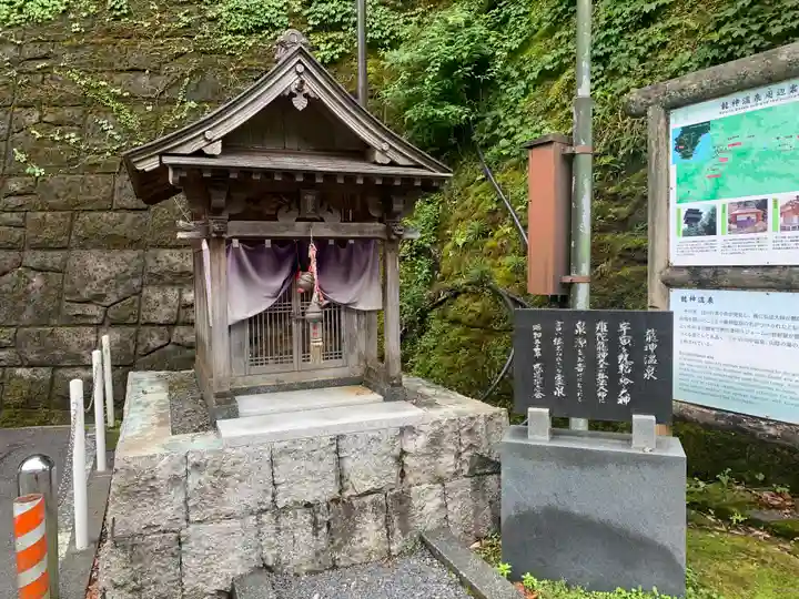 難陀龍王社の本殿・本堂