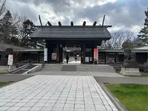 札幌護國神社の山門・神門
