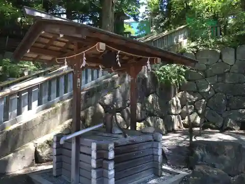 諏訪大社下社秋宮の手水舎