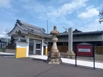 笠松別院の{uncategorized: "未分類", other: "その他", undefined: "問題あり", building: "その他建物", grave: "お墓", sacred_gate: "鳥居", guardian: "狛犬", statue: "像", buddha: "仏像", history: "歴史", nature: "自然", garden: "庭園", animal: "動物", pagoda: "塔", temizu: "手水舎", mountain_gate: "山門・神門", sanctuary: "本殿・本堂", subordinate: "末社・摂社", art: "芸術", scenery: "景色", jizo: "地蔵", ema: "絵馬", goshuin: "御朱印", omikuji: "おみくじ", items: "授与品その他", amulet: "お守り", goshuincho: "御朱印帳", eats: "食事", festival: "お祭り", votive_dance: "神楽", shichigosan: "七五三参", wedding: "結婚式", experience: "体験その他", initially: "初詣", around: "周辺", anti_infection: "感染症対策"}
