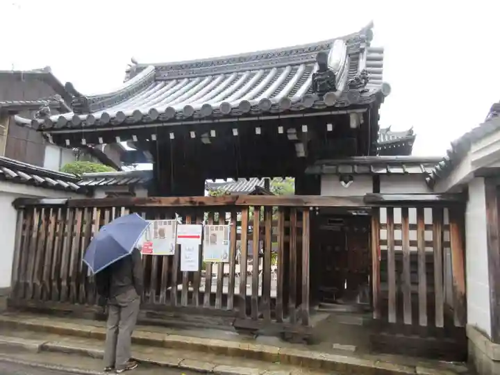 信行寺の山門・神門