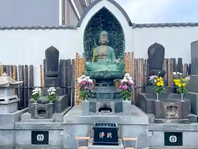 重願寺の{uncategorized: "未分類", other: "その他", undefined: "問題あり", building: "その他建物", grave: "お墓", sacred_gate: "鳥居", guardian: "狛犬", statue: "像", buddha: "仏像", history: "歴史", nature: "自然", garden: "庭園", animal: "動物", pagoda: "塔", temizu: "手水舎", mountain_gate: "山門・神門", sanctuary: "本殿・本堂", subordinate: "末社・摂社", art: "芸術", scenery: "景色", jizo: "地蔵", ema: "絵馬", goshuin: "御朱印", omikuji: "おみくじ", items: "授与品その他", amulet: "お守り", goshuincho: "御朱印帳", eats: "食事", festival: "お祭り", votive_dance: "神楽", shichigosan: "七五三参", wedding: "結婚式", experience: "体験その他", initially: "初詣", around: "周辺", anti_infection: "感染症対策"}