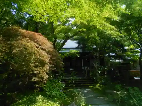 覚園寺の庭園