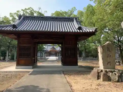 丸亀春日神社の山門