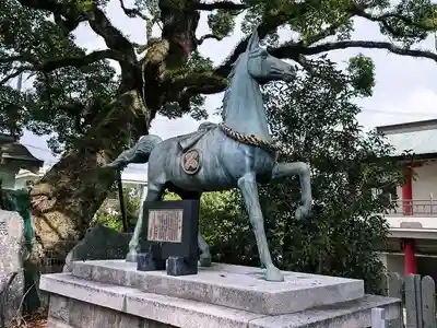津田八幡神社の像