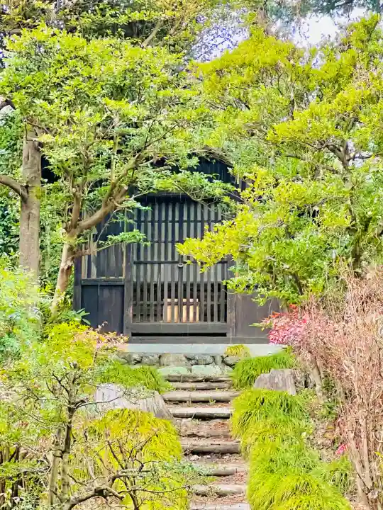 岩之上堂の{uncategorized: "未分類", other: "その他", undefined: "問題あり", building: "その他建物", grave: "お墓", sacred_gate: "鳥居", guardian: "狛犬", statue: "像", buddha: "仏像", history: "歴史", nature: "自然", garden: "庭園", animal: "動物", pagoda: "塔", temizu: "手水舎", mountain_gate: "山門・神門", sanctuary: "本殿・本堂", subordinate: "末社・摂社", art: "芸術", scenery: "景色", jizo: "地蔵", ema: "絵馬", goshuin: "御朱印", omikuji: "おみくじ", items: "授与品その他", amulet: "お守り", goshuincho: "御朱印帳", eats: "食事", festival: "お祭り", votive_dance: "神楽", shichigosan: "七五三参", wedding: "結婚式", experience: "体験その他", initially: "初詣", around: "周辺", anti_infection: "感染症対策"}