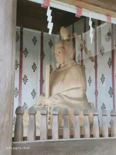 須賀神社の像