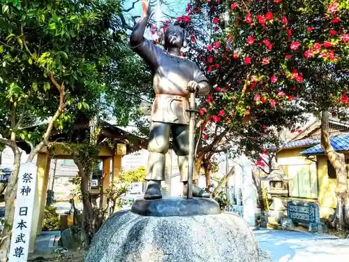 熱田神社の像