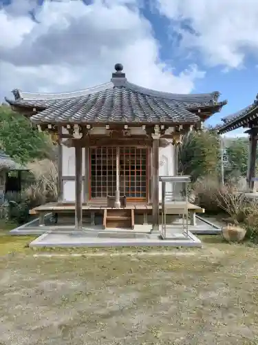 青蓮寺の{uncategorized: "未分類", other: "その他", undefined: "問題あり", building: "その他建物", grave: "お墓", sacred_gate: "鳥居", guardian: "狛犬", statue: "像", buddha: "仏像", history: "歴史", nature: "自然", garden: "庭園", animal: "動物", pagoda: "塔", temizu: "手水舎", mountain_gate: "山門・神門", sanctuary: "本殿・本堂", subordinate: "末社・摂社", art: "芸術", scenery: "景色", jizo: "地蔵", ema: "絵馬", goshuin: "御朱印", omikuji: "おみくじ", items: "授与品その他", amulet: "お守り", goshuincho: "御朱印帳", eats: "食事", festival: "お祭り", votive_dance: "神楽", shichigosan: "七五三参", wedding: "結婚式", experience: "体験その他", initially: "初詣", around: "周辺", anti_infection: "感染症対策"}