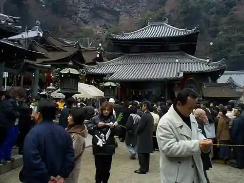 宝山寺の本殿