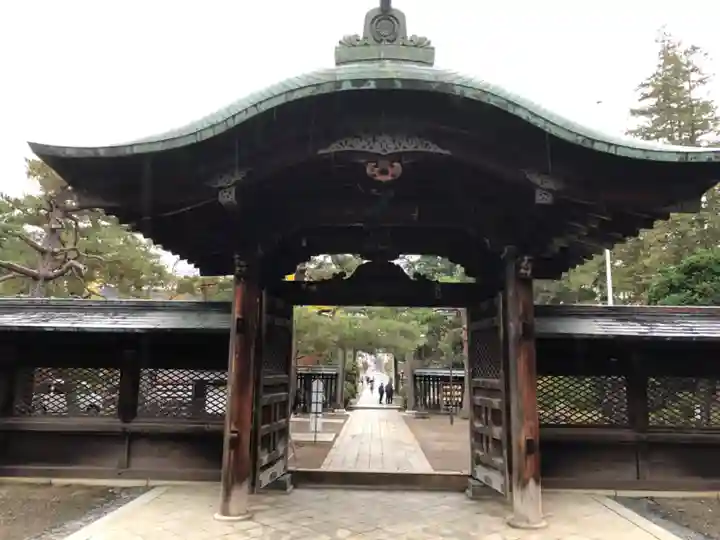 上杉神社の山門・神門