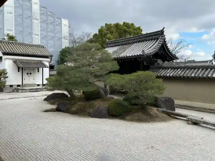 観智院(東寺子院)の{uncategorized: "未分類", other: "その他", undefined: "問題あり", building: "その他建物", grave: "お墓", sacred_gate: "鳥居", guardian: "狛犬", statue: "像", buddha: "仏像", history: "歴史", nature: "自然", garden: "庭園", animal: "動物", pagoda: "塔", temizu: "手水舎", mountain_gate: "山門・神門", sanctuary: "本殿・本堂", subordinate: "末社・摂社", art: "芸術", scenery: "景色", jizo: "地蔵", ema: "絵馬", goshuin: "御朱印", omikuji: "おみくじ", items: "授与品その他", amulet: "お守り", goshuincho: "御朱印帳", eats: "食事", festival: "お祭り", votive_dance: "神楽", shichigosan: "七五三参", wedding: "結婚式", experience: "体験その他", initially: "初詣", around: "周辺", anti_infection: "感染症対策"}