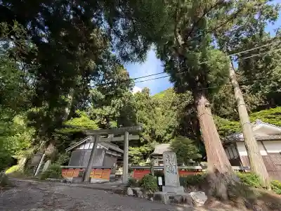 高天彦神社の{uncategorized: "未分類", other: "その他", undefined: "問題あり", building: "その他建物", grave: "お墓", sacred_gate: "鳥居", guardian: "狛犬", statue: "像", buddha: "仏像", history: "歴史", nature: "自然", garden: "庭園", animal: "動物", pagoda: "塔", temizu: "手水舎", mountain_gate: "山門・神門", sanctuary: "本殿・本堂", subordinate: "末社・摂社", art: "芸術", scenery: "景色", jizo: "地蔵", ema: "絵馬", goshuin: "御朱印", omikuji: "おみくじ", items: "授与品その他", amulet: "お守り", goshuincho: "御朱印帳", eats: "食事", festival: "お祭り", votive_dance: "神楽", shichigosan: "七五三参", wedding: "結婚式", experience: "体験その他", initially: "初詣", around: "周辺", anti_infection: "感染症対策"}