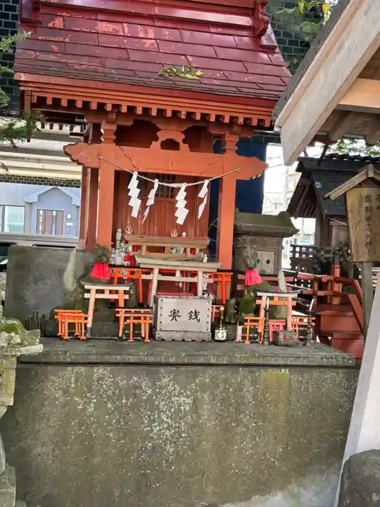共栄稲荷神社の末社・摂社