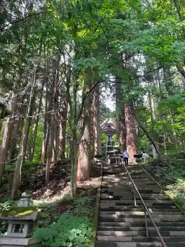 戸隠神社宝光社の{uncategorized: "未分類", other: "その他", undefined: "問題あり", building: "その他建物", grave: "お墓", sacred_gate: "鳥居", guardian: "狛犬", statue: "像", buddha: "仏像", history: "歴史", nature: "自然", garden: "庭園", animal: "動物", pagoda: "塔", temizu: "手水舎", mountain_gate: "山門・神門", sanctuary: "本殿・本堂", subordinate: "末社・摂社", art: "芸術", scenery: "景色", jizo: "地蔵", ema: "絵馬", goshuin: "御朱印", omikuji: "おみくじ", items: "授与品その他", amulet: "お守り", goshuincho: "御朱印帳", eats: "食事", festival: "お祭り", votive_dance: "神楽", shichigosan: "七五三参", wedding: "結婚式", experience: "体験その他", initially: "初詣", around: "周辺", anti_infection: "感染症対策"}