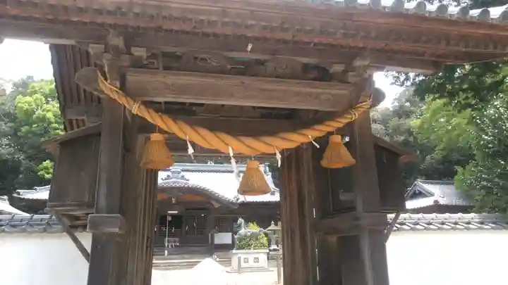 真玉八幡神社の山門・神門